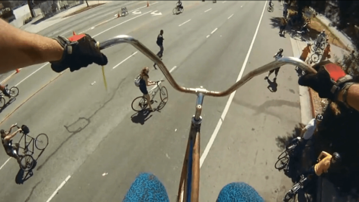video Divácké zprávy: Takhle to vypadá při projížďce na kole, jehož výška je... čtyři metry!