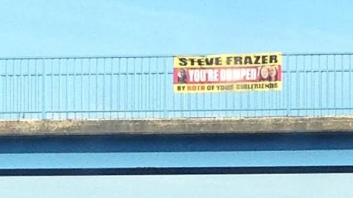 Plakát visel na mostě přes silnici, kudy pojíždí denně tisíce aut, včetně Steva Frazera.