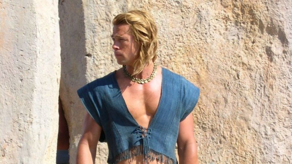 Brad Pitt jako Achilles ve filmu Trója v typickém dobovém oblečení