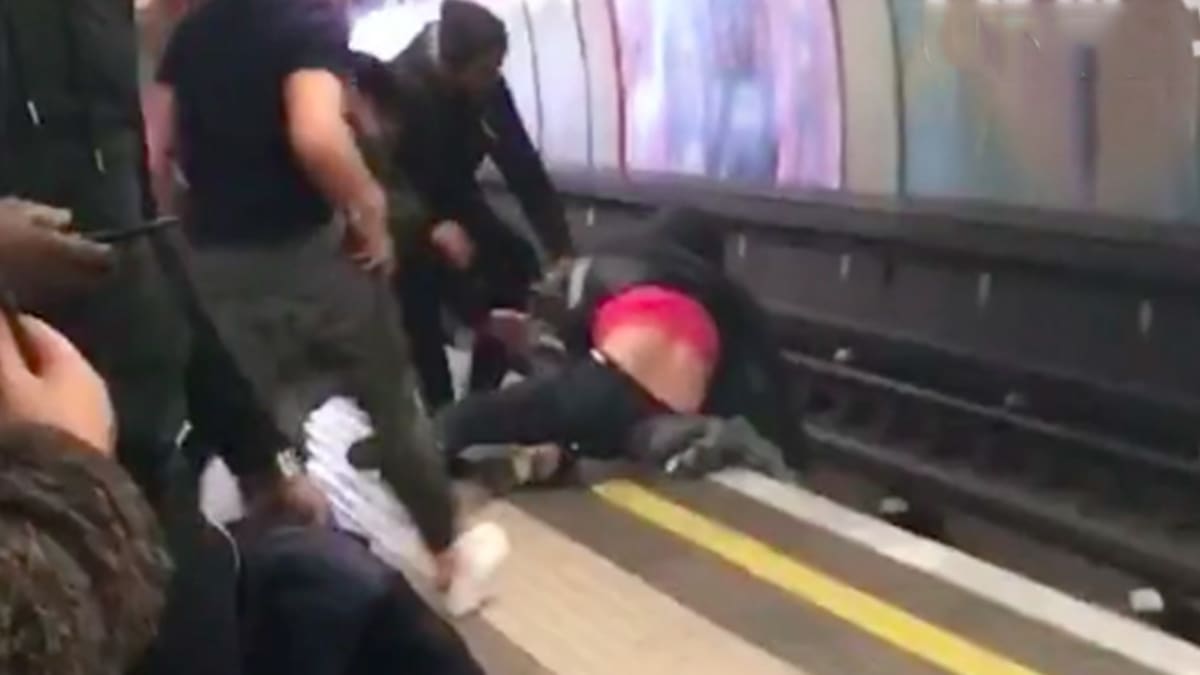 Opilí muži spadli do kolejiště v metru