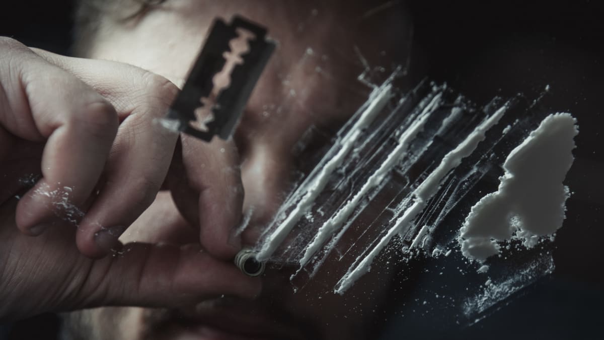 Proč se lidé stávají závislými na drogách?