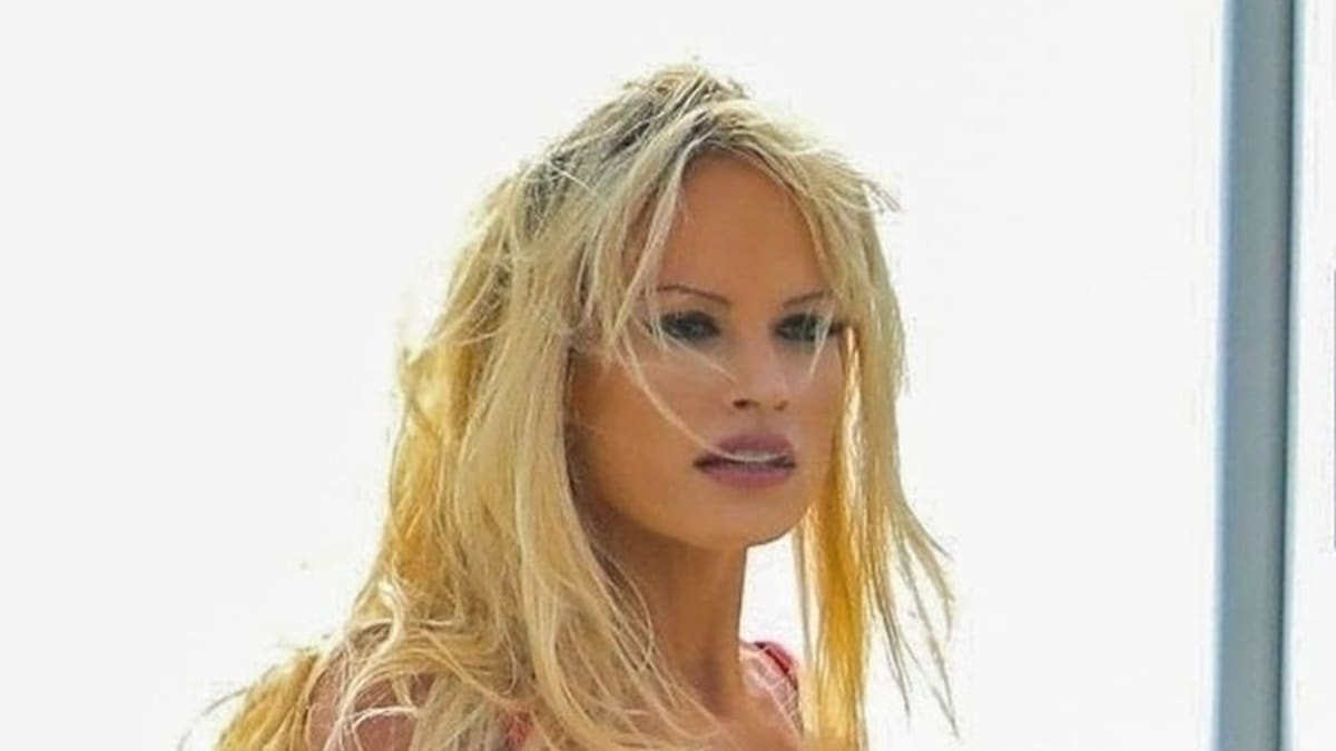 Sexy Lily James jako Pamela Anderson 1
