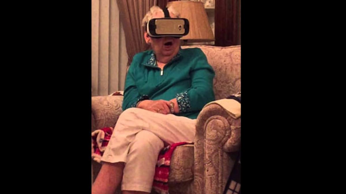 Babička poprvé vyzkoušela virtuální realitu. Byl to šok!