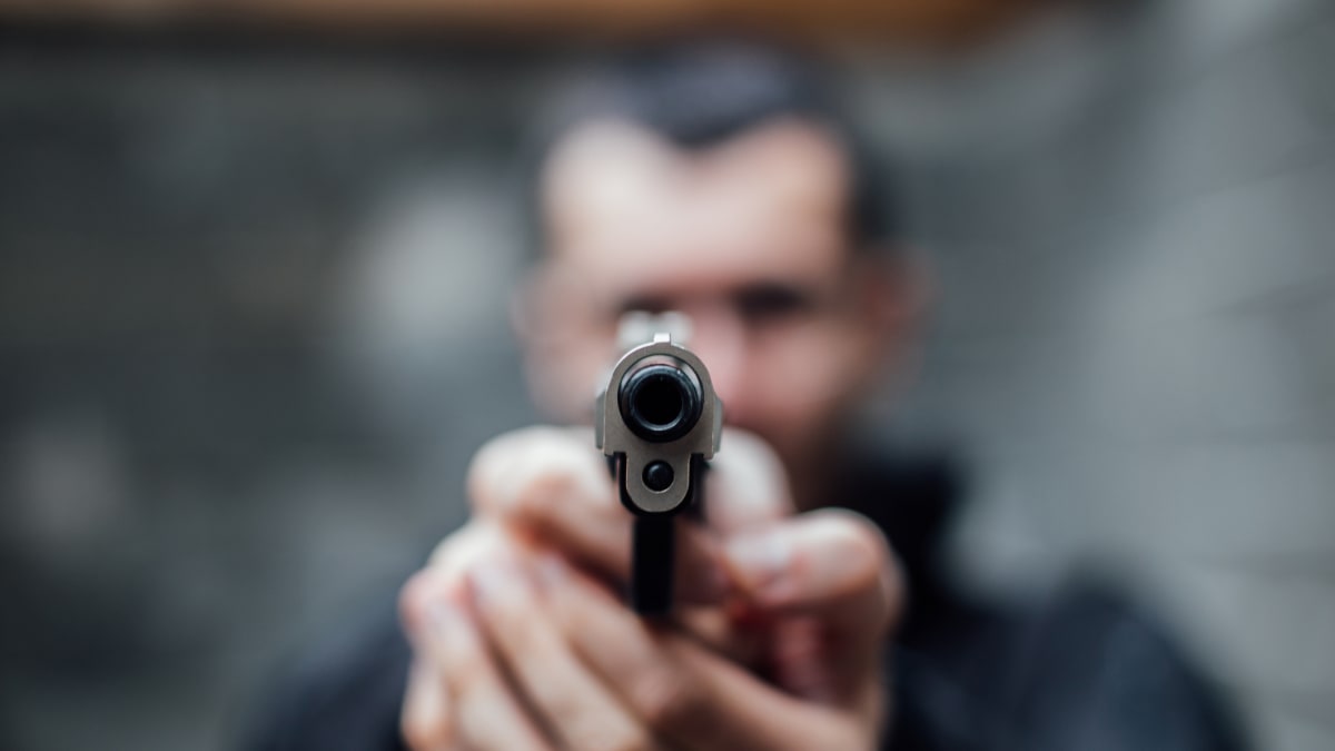 Muž zastřelil kamaráda v neprůstřelné vestě