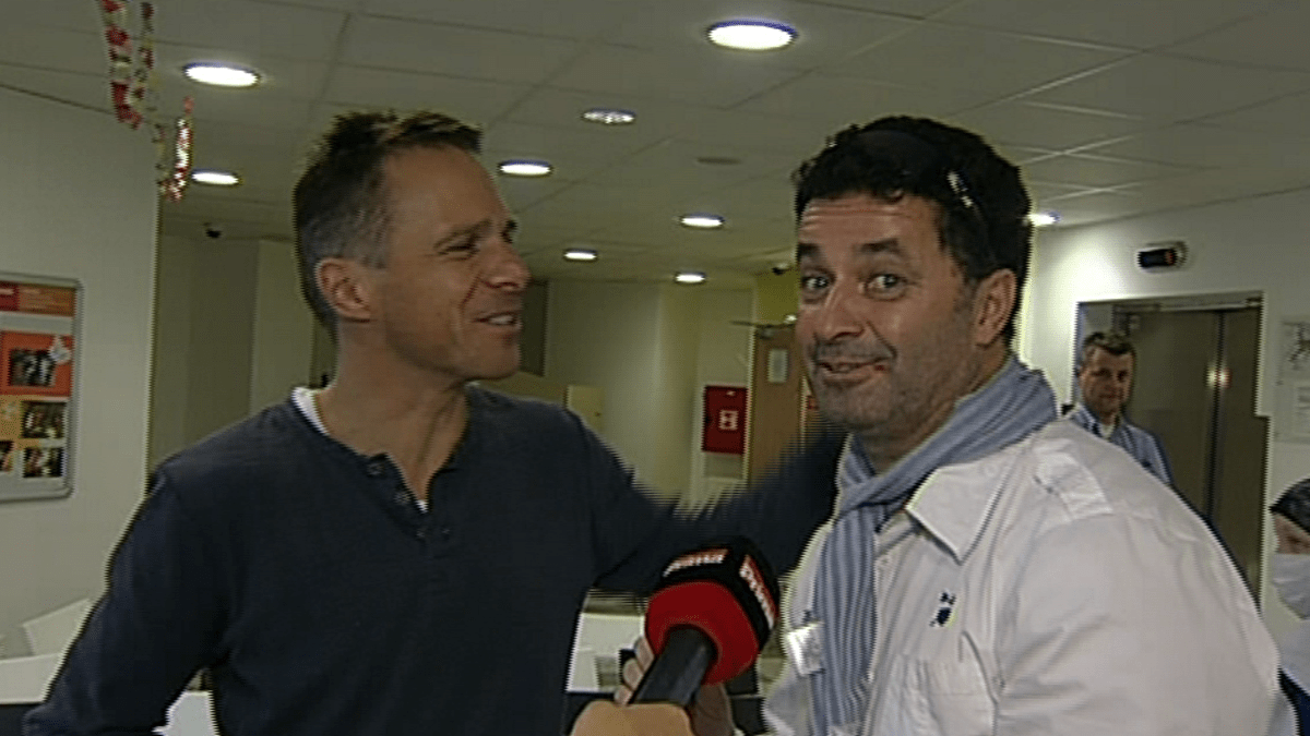 Video VIP zprávy: Zpěvák Martin Dejdar byl poprosit Janka Ledeckého o autogram. A dostal i pohlazení po hlavičce
