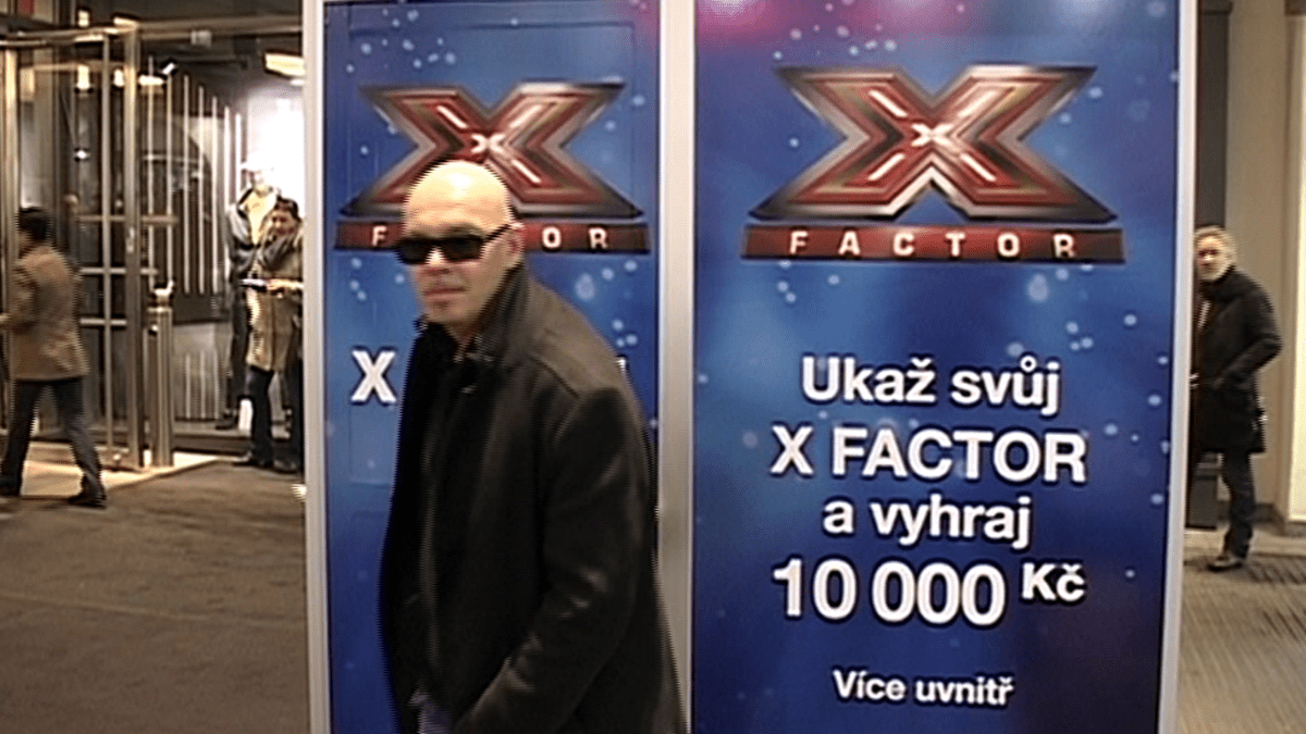 Video VIP zprávy: Ota Klempíř jako první vyzkoušel budku X-factoru umístěnou v pražském Palladiu