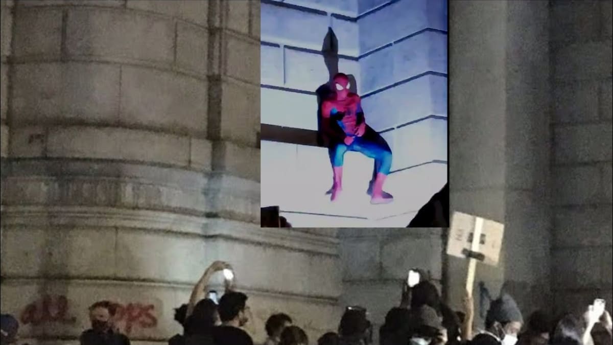 Spider-Man mezi protestujícími 1