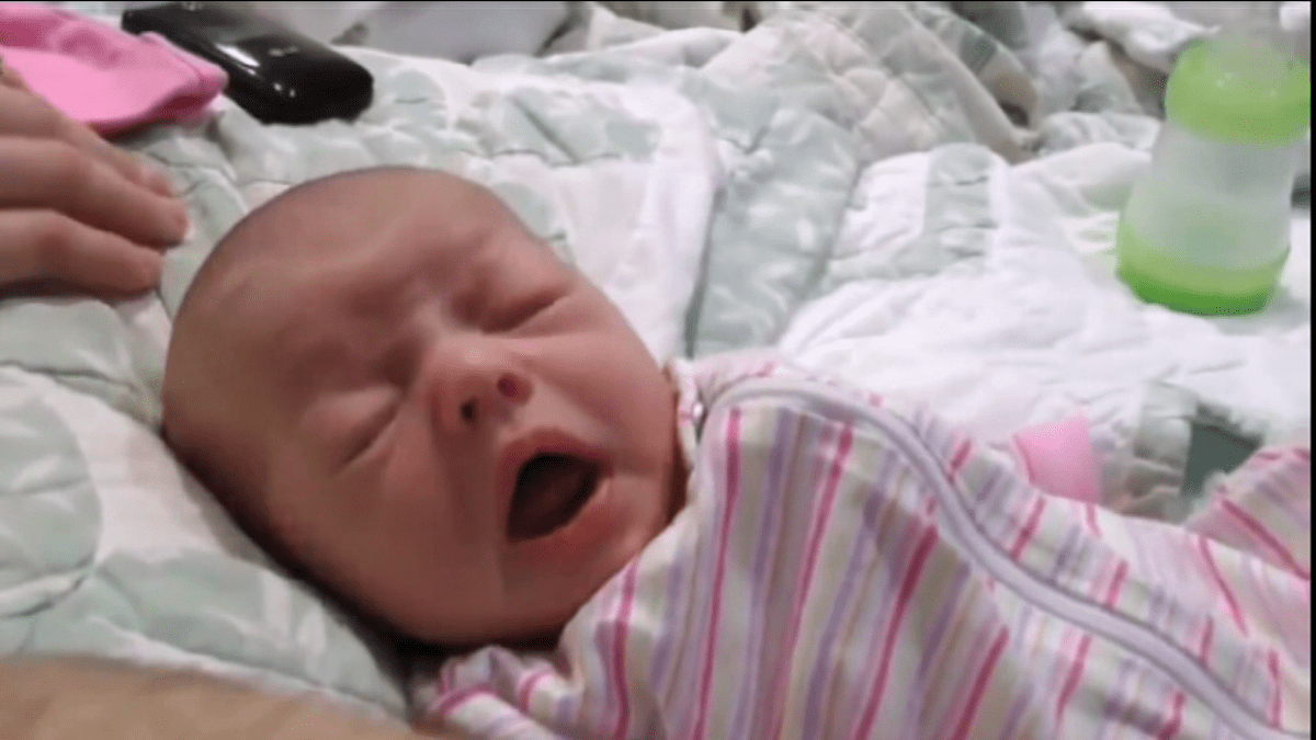 video Divácké zprávy: Tak tohle kýchnutí bylo pro miminko možná prvním v jeho životě