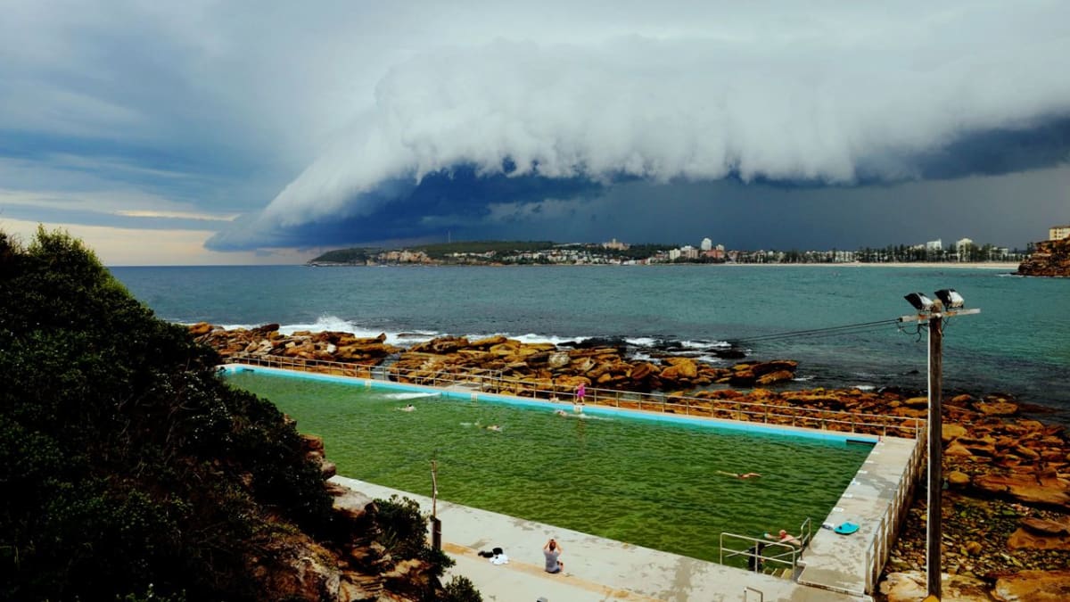 Snímky bouřkových mraků, které se valí přes Sydney, nemají chybu. Mraky připomínají načechrané peřiny, do nichž se město zachumlává.
