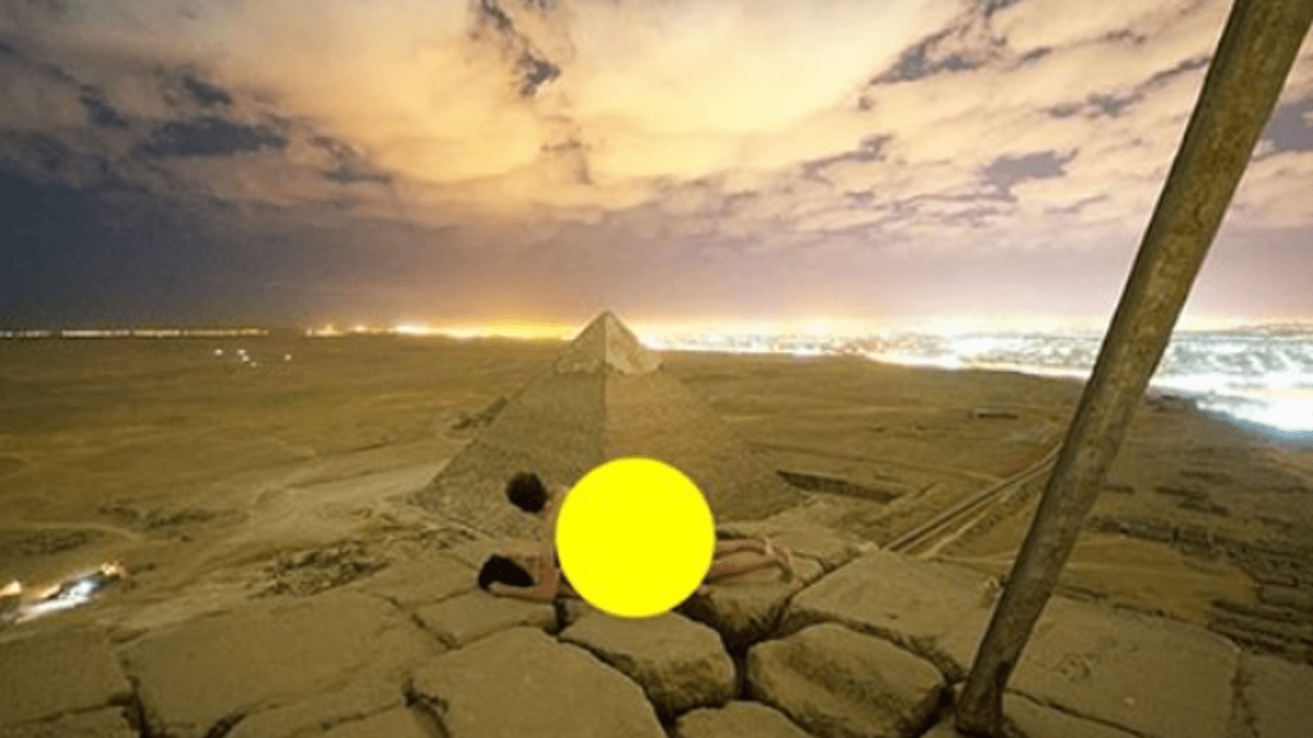 Pár souložil na pyramidě v Gíze. 1