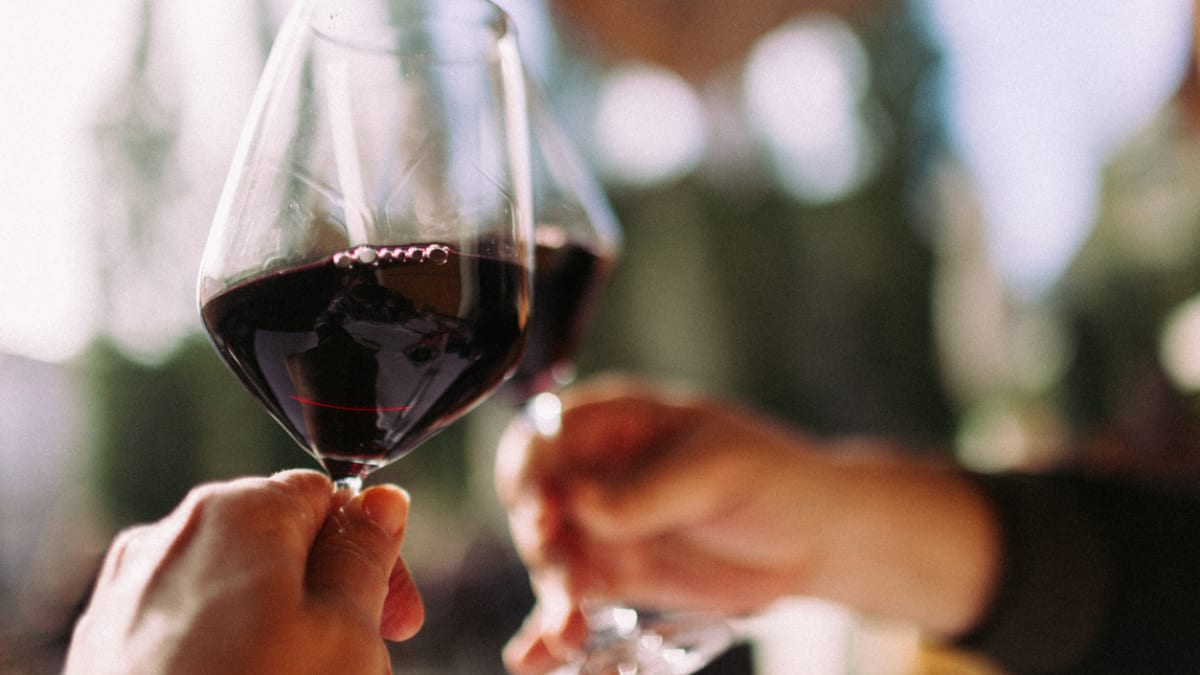 Pití červeného vína má snižovat riziko nákazy koronavirem