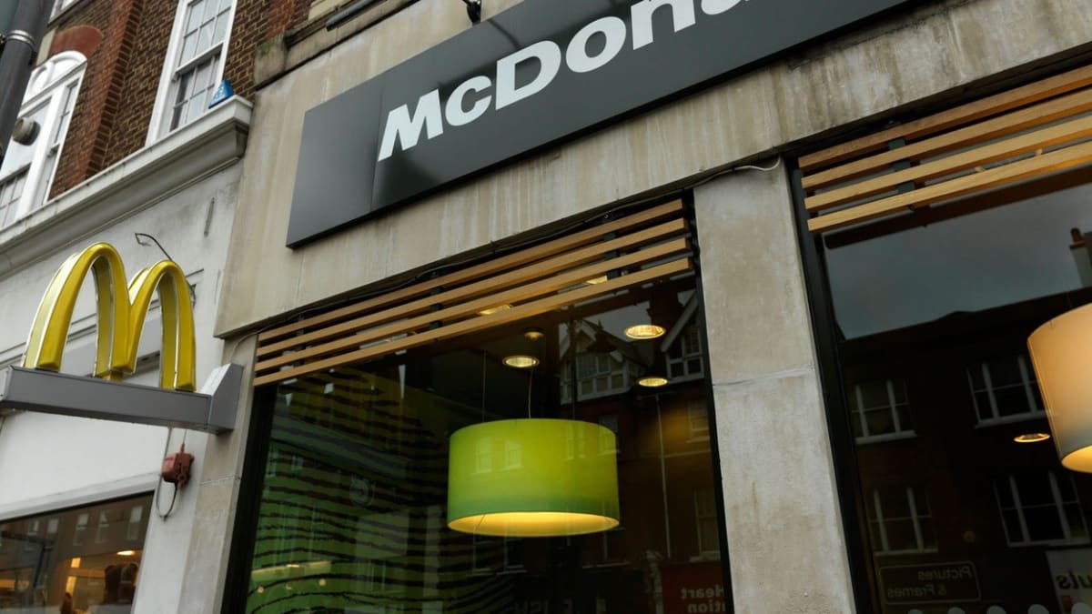 Zaměstnanci restaurace McDonald’s polili bezdomovce vodou. (Ilustrační foto)