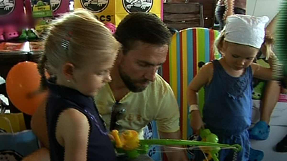 Video VIP zprávy: Roman Vojtek se svými dvěma dcerami