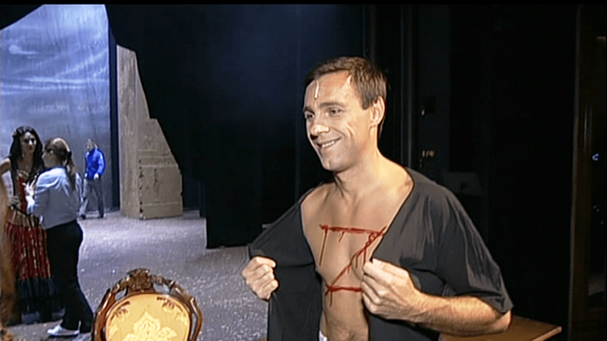 Video VIP zprávy: Roman Vojtek ukazuje svůj mužný, krvácející hrudník po zásahu protivníka