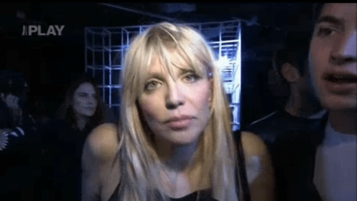 video VIP zprávy: Všichni máme nějaký ten talisman. Copak nosí u sebe pro štěstí zpěvačka Courtney Love?