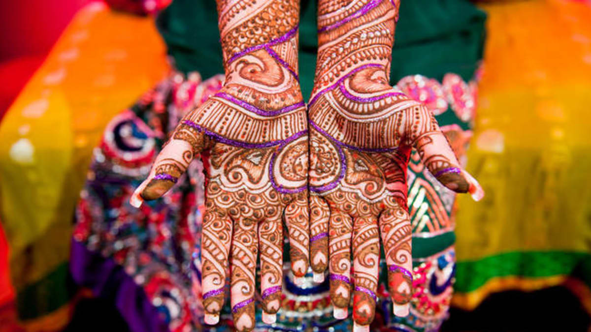 V Indii nevěstám malují ornamenty na ruce hennou