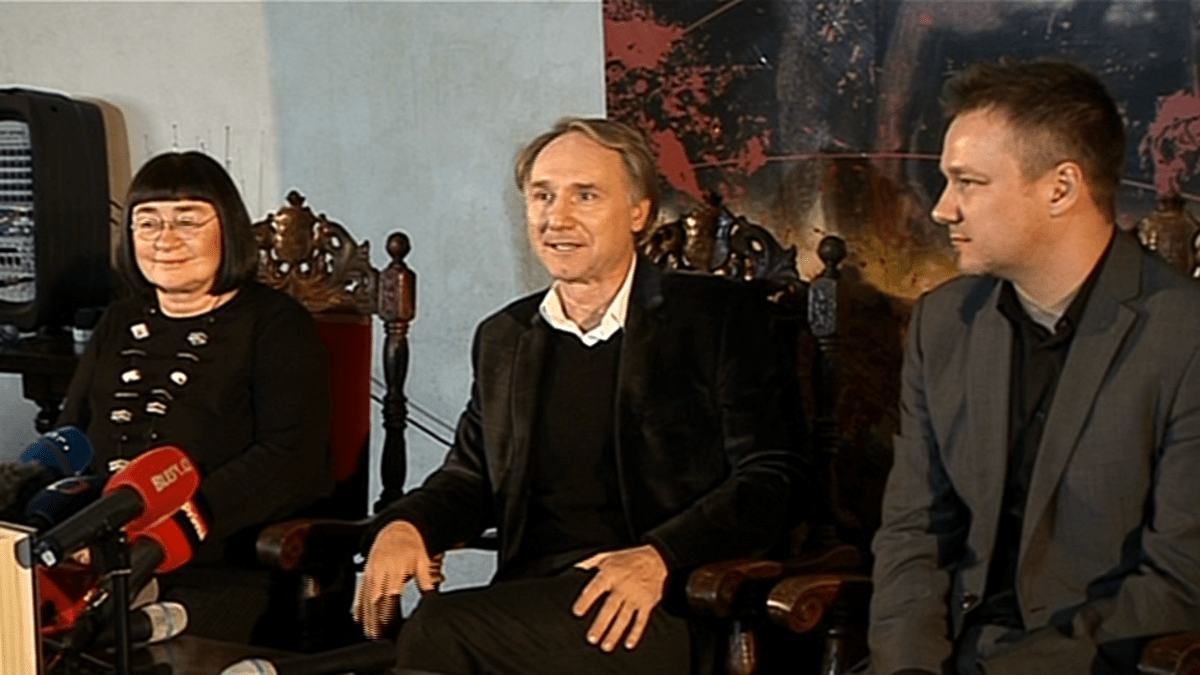 Video VIP zpráv: Sympatický a světově uznávaný spisovatel Dan Brown navštívil Prahu