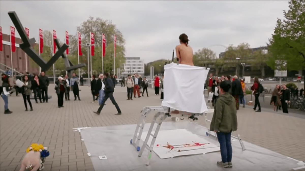 Umělkyně malovala na veřejnosti pomocí vajíček vytlačených z vaginy