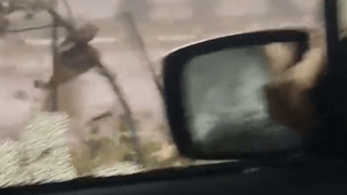 Žena uvízla v autě kvůli tornádu