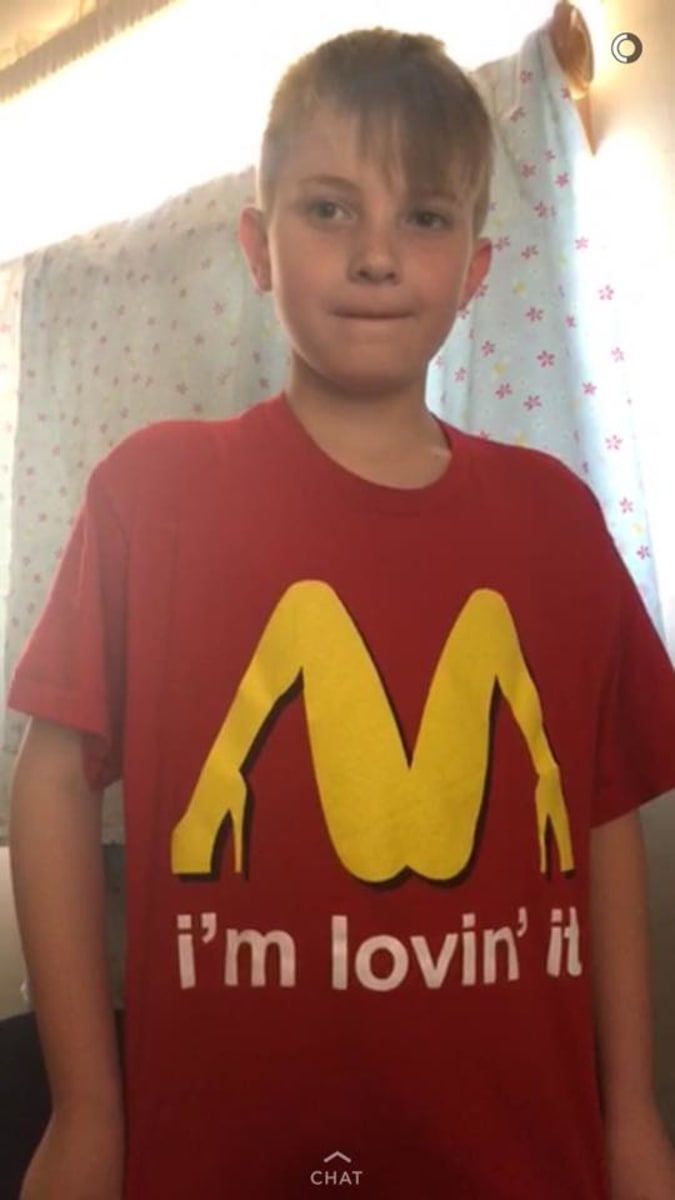 Chlapec si vzal do školy sprosté tričko