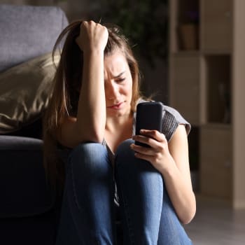 Lidé závislí na telefonech mají větší sklony k depresím