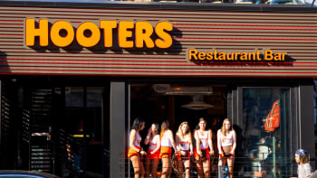 Bývalá servírka ze sexy restaurace Hooters odhalila bizarní proces u pohovoru. Co po ní chtěli?
