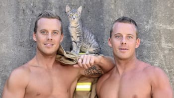 GALERIE: Australští hasiči nafotili sexy kalendář se zvířátky. Nic žhavějšího letos neuvidíte!