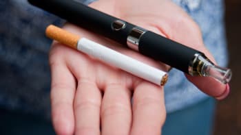 TRAGICKÁ SMRT! Muž zemřel poté, co mu v ústech explodovala e-cigareta. Může se to stát i vám?
