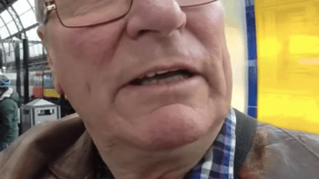 VIDEO: Muž špatně namířil kameru a celou dovolenou natáčel sám sebe. Záběry jeho tváře teď boří internet