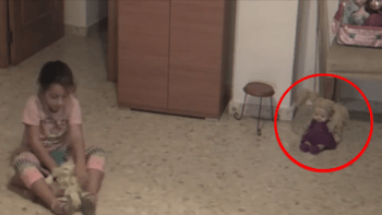 VIDEO: Záběry, které děsí internet! Skrytá kamera zachytila panenku, která se začala hýbat! Opravdu je to duch?