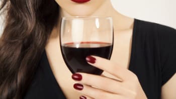 ODHALENO: Žena pila každý den sklenici vína, aby ukázala jeho účinky na zdraví. Co nechutného se stalo s jejím tělem?