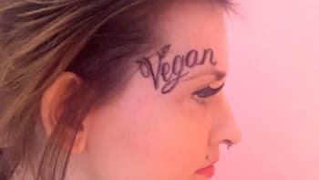 GALERIE: Dívka si nechala vytetovat šílené veganské tetování! Lidé jí za něj nadávají
