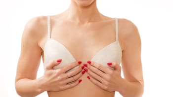 ODHALENO: 7 věcí, které by o ženách s malými prsy měl vědět každý muž. Pánové, znáte je všechny?