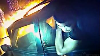 VIDEO: Muž uvízl v hořícím autě! Policista ho zachránil na poslední chvíli...