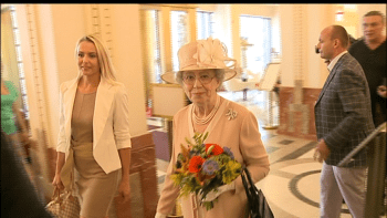 Falešná královna Alžběta II.: Než jsem se vdala, pracovala jsem v bance!