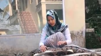 VIDEO: 14letá dívka má jako domácí mazlíky hady! Neuvěříte, co všechno s nimi dělá
