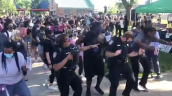 VIDEO: Protestující a policisté se spojili, aby si zatančili. Tyhle záběry dokazují, že svět je ještě v pořádku
