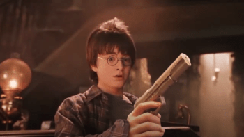 VIDEO: Harry Potter a nabitá zbraň. Někdo upravil slavné filmy tak, aby místo hůlek všichni měli pistole