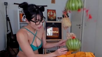 FOTO: Streamerka se pokusila o výzvu s explodujícím melounem. Byl to fail a přišla i o počítač