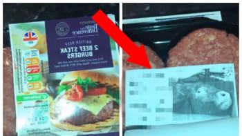 FOTO: Šokovaná žena našla v balení burgerů tenhle děsivý vzkaz od mrtvé krávy. Co na něm bylo a jak se tam dostal?