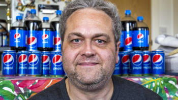 GALERIE: Týpek je už 20 let závislý na pití Pepsi. Kolik plechovek denně vypije a jak vypadá?