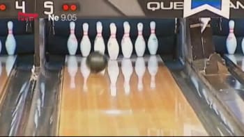 Prima SVĚT: Už jste viděli někoho, kdo hraje bowling zády ke kuželkám?!