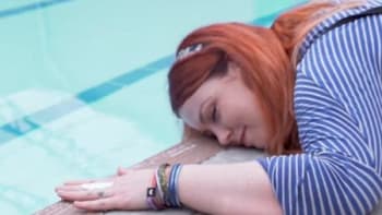 VIDEO: Žena je ve vztahu s bazénem, ve kterém se jako malá koupala. Co šíleného s ním chce udělat?