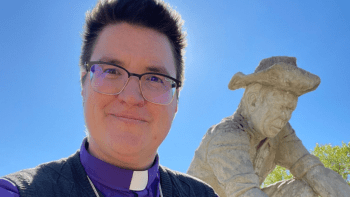 Křesťané mají svou první transgender biskupku. Identifikuje se jako nebinární osoba