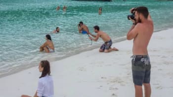 FOTO: Týpek fotil přítelkyni na pláži, když si uvědomil něco děsivého. Všimnete si toho taky?