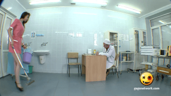 VIDEO: Sexy uklízečka dráždí pacienty v parádním pranku. Jak se zachovají?