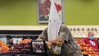 Muž si vzal do obchodu místo roušky masku Ku Klux Klanu! Jaký trest mu za tuhle akci hrozí?