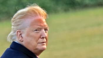 GALERIE: Nová fotka Trumpa rozjela drsnou photoshopovou bitvu. Fake news, nebo je vážně tak oranžový?