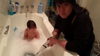Děsivé: Tato matka dělá svému dítěti vířivku pomocí elektrického mixéru!