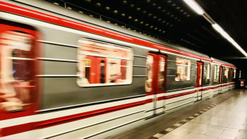 Řidič metra požaduje téměř 30 milionů korun poté, co se v práci praštil do hlavy. Má na to právo?
